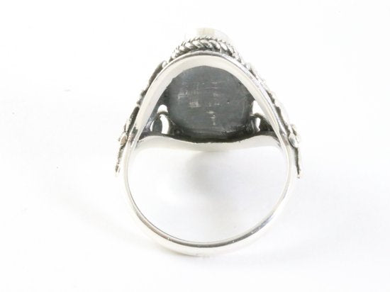 Traditionele bewerkte zilveren ring met rode koraal steen afbeelding 3