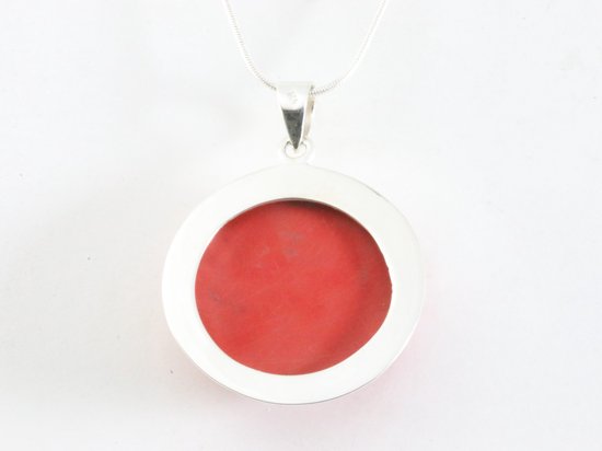 Ronde hoogglans zilveren hanger met rode koraal steen aan ketting afbeelding 3
