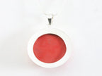 Ronde hoogglans zilveren hanger met rode koraal steen aan ketting afbeelding 3