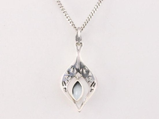 Opengewerkte zilveren hanger met blauwe topaas aan ketting afbeelding 3