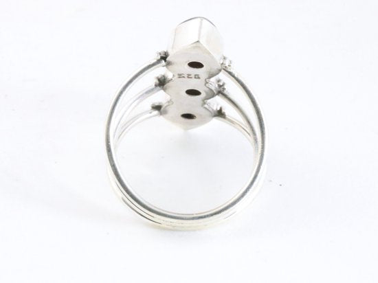 Opengewerkte zilveren ring met 3 granaat stenen afbeelding 3