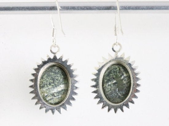Bewerkte zilveren oorbellen met groene Zwitserse opaal afbeelding 3
