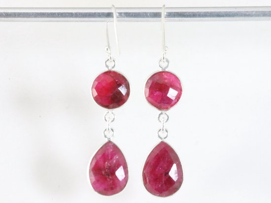 Lange zilveren oorbellen met robijn afbeelding 2