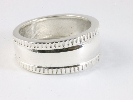 Zware hoogglans zilveren ring met bewerkte randen afbeelding 1
