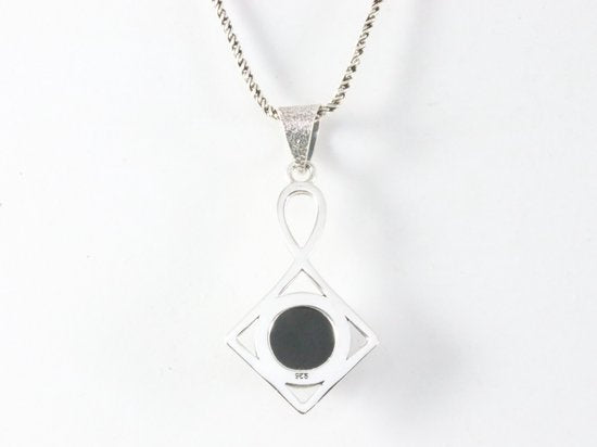 Opengewertke zilveren hanger met onyx aan ketting afbeelding 3