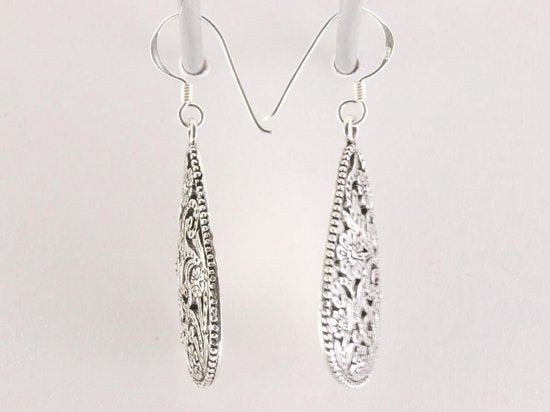 Opengewerkte zilveren oorbellen met bloemenmotief afbeelding 2