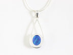 Opengewerkte zilveren hanger met blauwe opaal aan ketting afbeelding 3