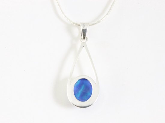 Opengewerkte zilveren hanger met blauwe opaal aan ketting afbeelding 3