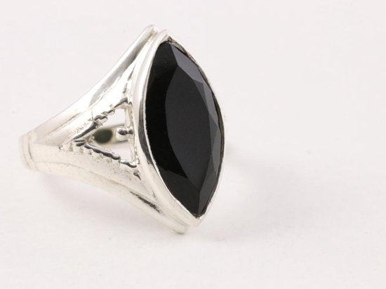 Opengewerkte zilveren ring met onyx afbeelding 1