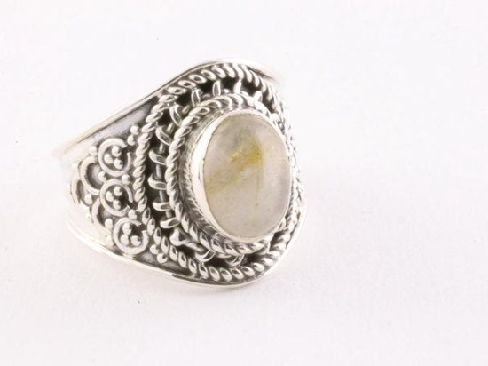 Bewerkte zilveren ring met gouden rutielkwarts afbeelding 1