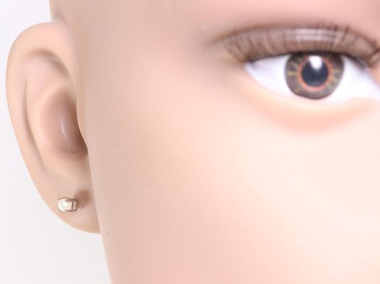 Fijne zilveren oorstekers met witte zoetwater parel afbeelding 3