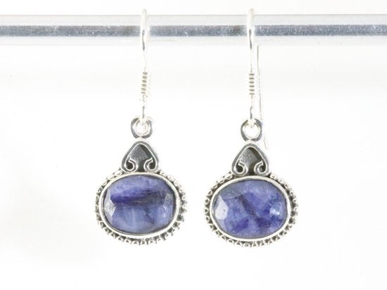 Fijne bewerkte zilveren oorbellen met blauwe saffier afbeelding 4