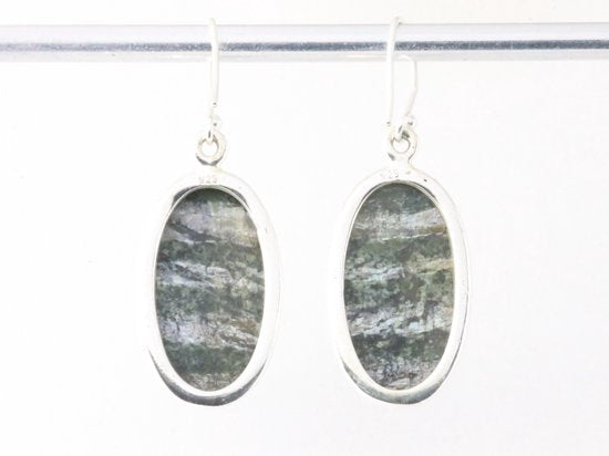 Ovale hoogglans zilveren oorbellen met groene Zwitserse opaal afbeelding 2