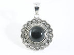 Ronde bewerkte zilveren hanger met onyx afbeelding 1