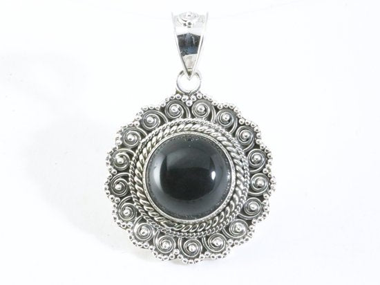 Ronde bewerkte zilveren hanger met onyx afbeelding 1