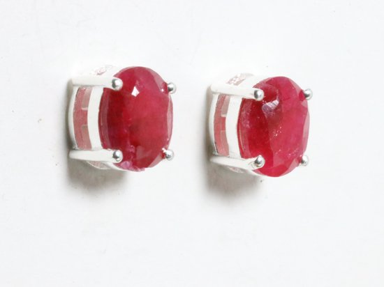 Zilveren oorstekers met robijn afbeelding 1