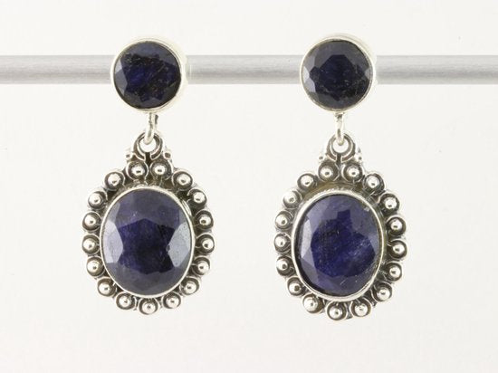 Bewerkte zilveren oorstekers met blauwe saffier afbeelding 4