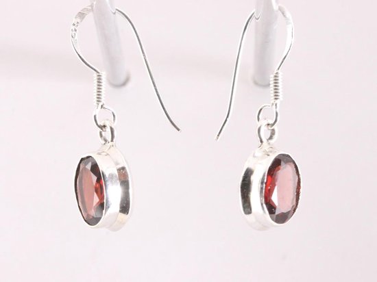 Fijne ovale zilveren oorbellen met granaat afbeelding 2