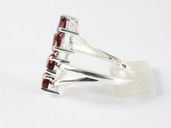 Langwerpige hoogglans zilveren ring met granaat stenen afbeelding 2