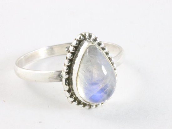 Bewerkte zilveren ring met regenboog maansteen afbeelding 1