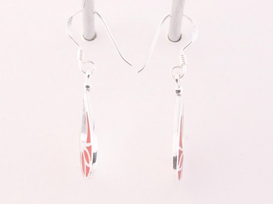 Opengewerkte druppelvormige zilveren oorbellen met rode koraal steen afbeelding 2