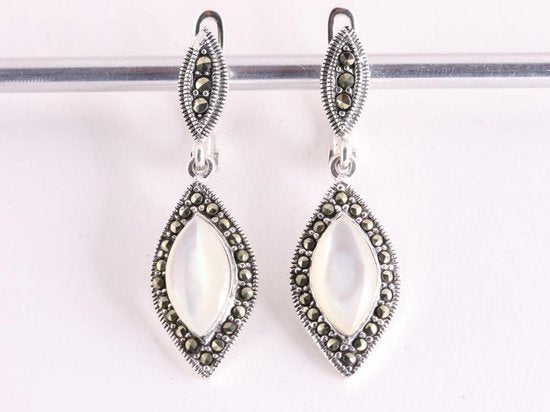 Zilveren oorstekers met parelmoer en marcasiet afbeelding 3