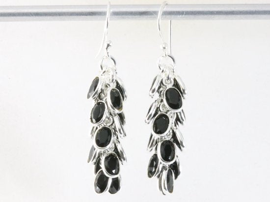 Trosvormige zilveren oorbellen met onyx afbeelding 3