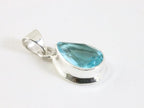 Druppelvormige zilveren hanger met blauwe topaas aan ketting afbeelding 2