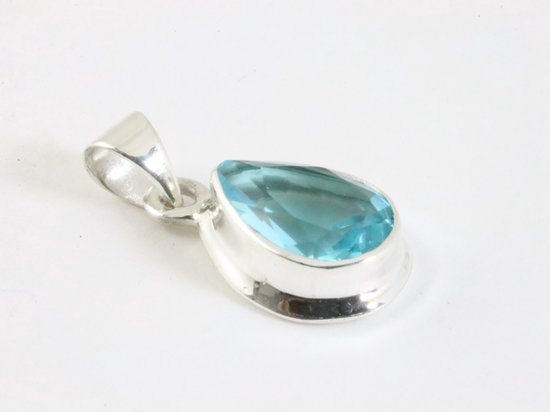 Druppelvormige zilveren hanger met blauwe topaas aan ketting afbeelding 2