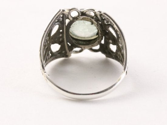 Opengewerkte zilveren ring met groene apatiet afbeelding 3
