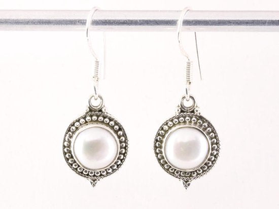 Fijne bewerkte ronde zilveren oorbellen met zoetwater parel afbeelding 4