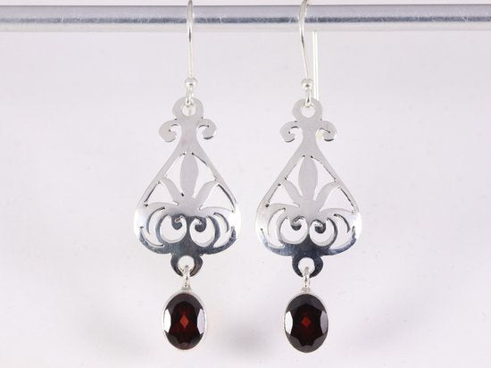 Lange opengewerkte zilveren oorbellen met granaat afbeelding 4