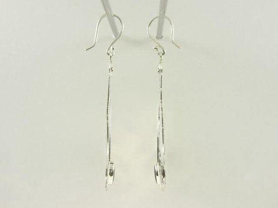 Lange opengewerkte zilveren oorbellen met granaat afbeelding 2