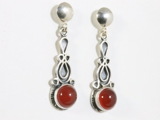 Bewerkte zilveren oorstekers met rode agaat afbeelding 1