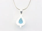Bewerkte zilveren hanger met blauwe chalcedoon aan ketting afbeelding 3