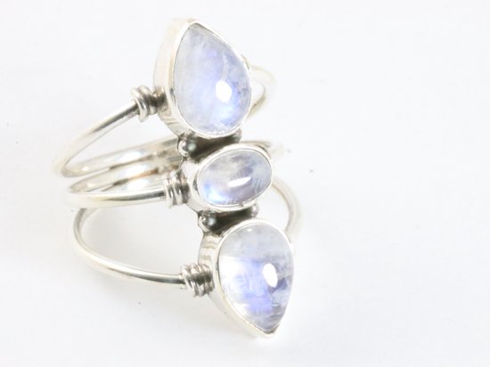 Opengewerkte zilveren ring met 3 regenboog maanstenen afbeelding 1