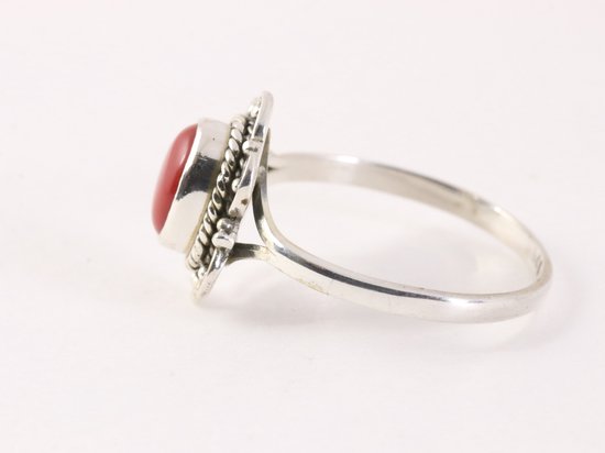Fijne bewerkte zilveren ring met rode koraal steen afbeelding 2