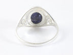 Opengewerkte zilveren ring met blauwe saffier afbeelding 3