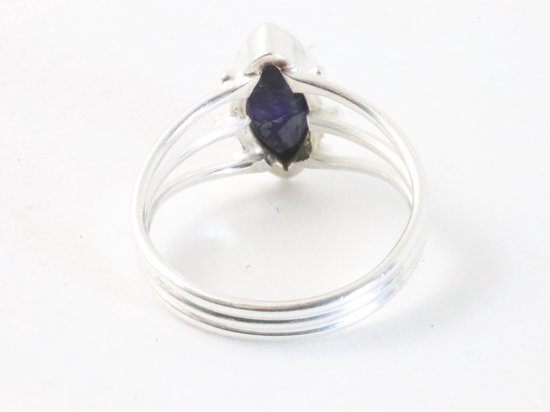 Opengewerkte zilveren ring met blauwe saffier afbeelding 3