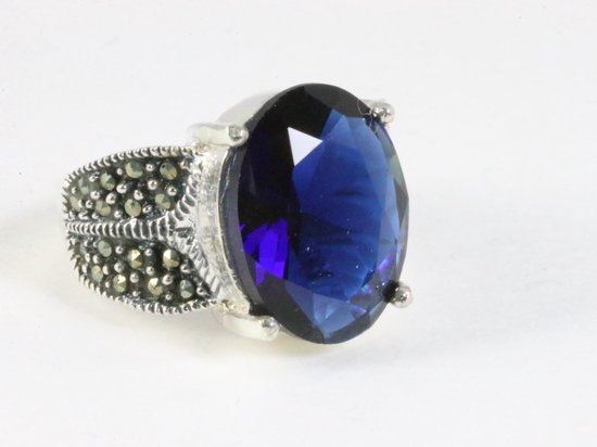 Zware zilveren ring met blauwe saffier en marcasiet afbeelding 1