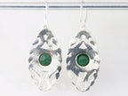 Lange opengewerkte zilveren oorbellen met smaragd afbeelding 2