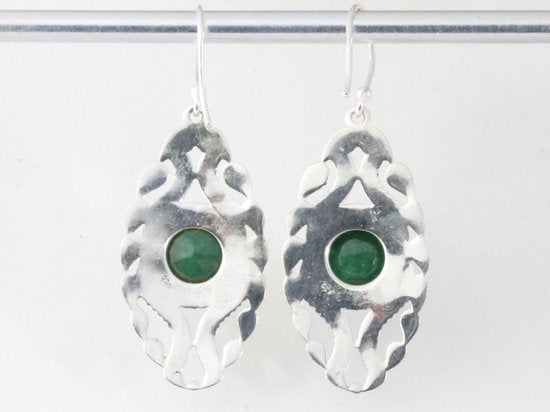 Lange opengewerkte zilveren oorbellen met smaragd afbeelding 2
