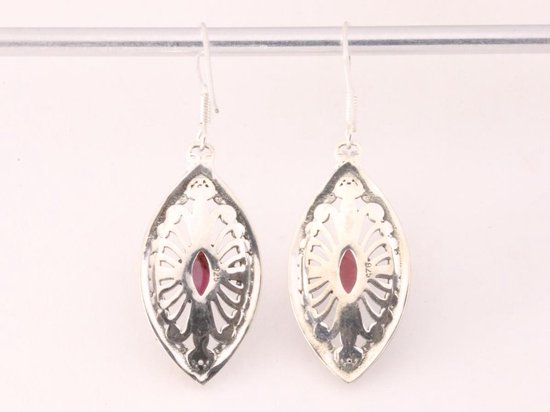 Lange opengewerkte zilveren oorbellen met granaat afbeelding 3