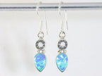 Fijne zilveren oorbellen met blauwe opaal en bergkristal afbeelding 3