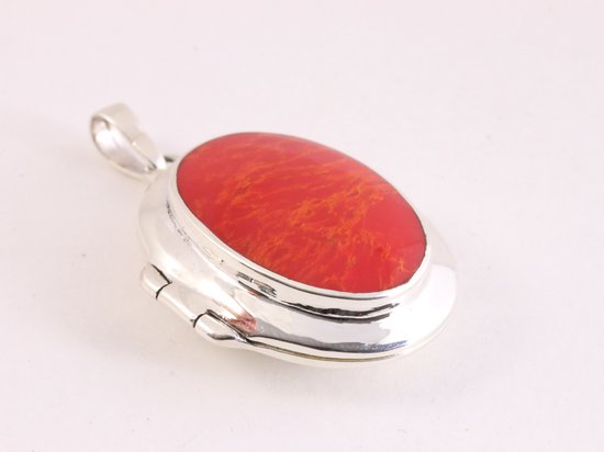Ovaal hoogglans zilveren medaillon met rode koraal steen afbeelding 2