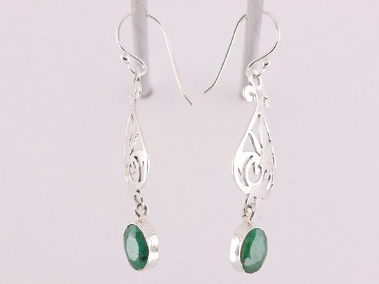 Lange opengewerkte zilveren oorbellen met smaragd afbeelding 2