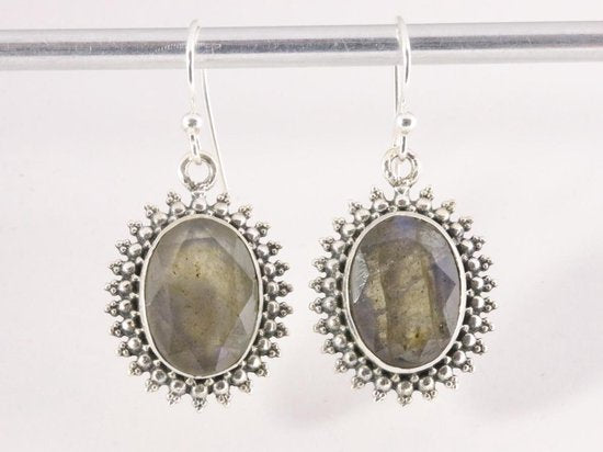 Bewerkte zilveren oorbellen met labradoriet afbeelding 4