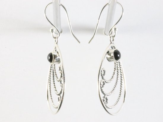 Fijne opengewerkte zilveren filigrein oorbellen met onyx afbeelding 2