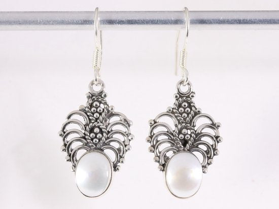 Opengewerkte zilveren oorbellen met zoetwater parel afbeelding 4
