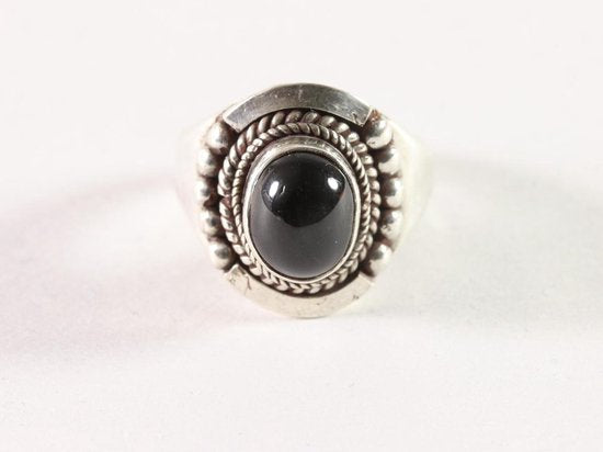 Bewerkte zilveren ring met onyx afbeelding 2